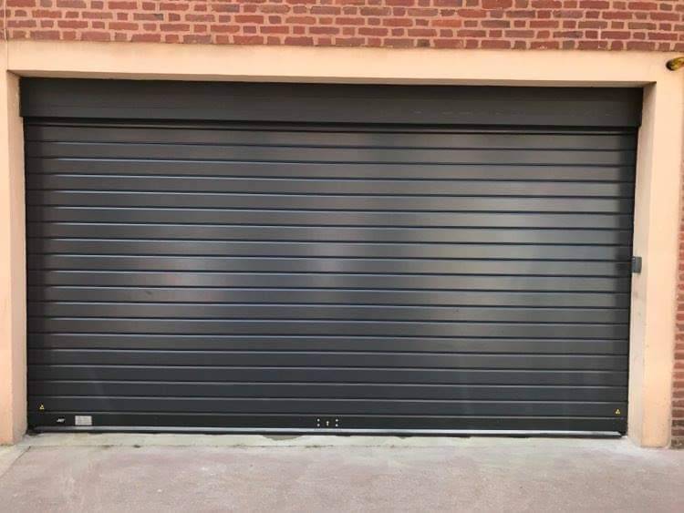 Pose d'un rideau métallique EROS automatique , lames pré-laquées, ral 7016, secteur Fécamp