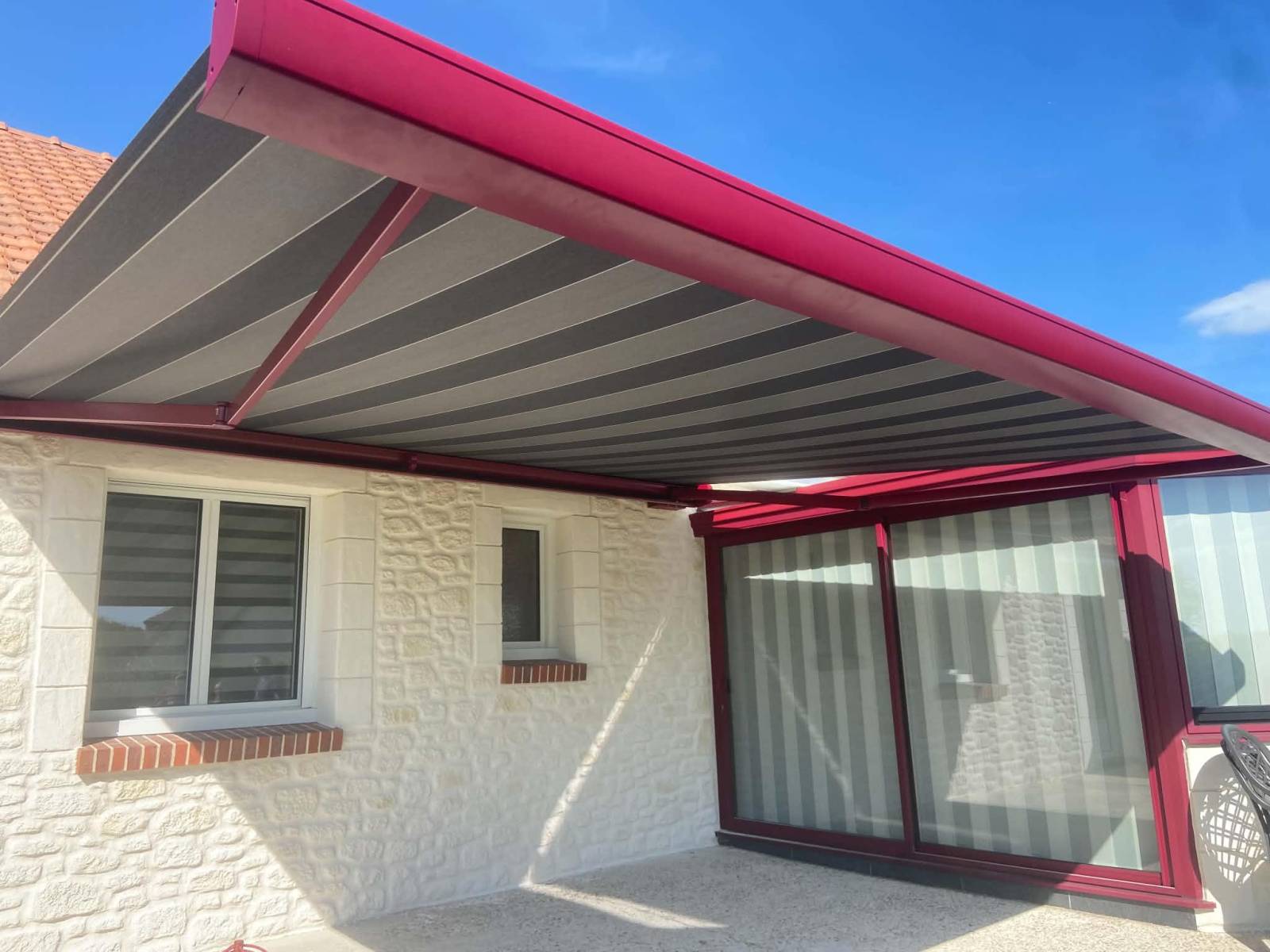 Entreprise de menuiserie secteur Fécamp : installation d'un store banne