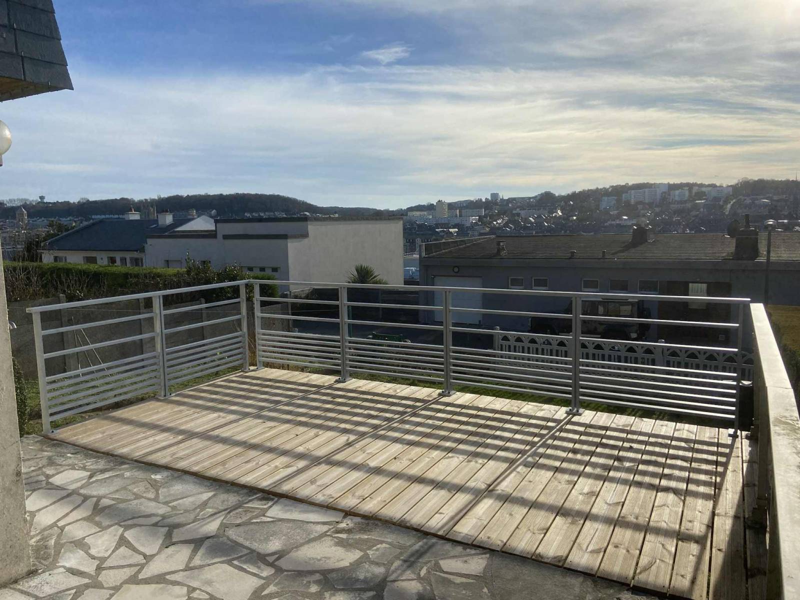Expert en installation de porte fenêtre Meo en mixte bois alu avec finition satinée et renfort intégrable pour votre sécurité Cany barville 76 en Seine Maritime