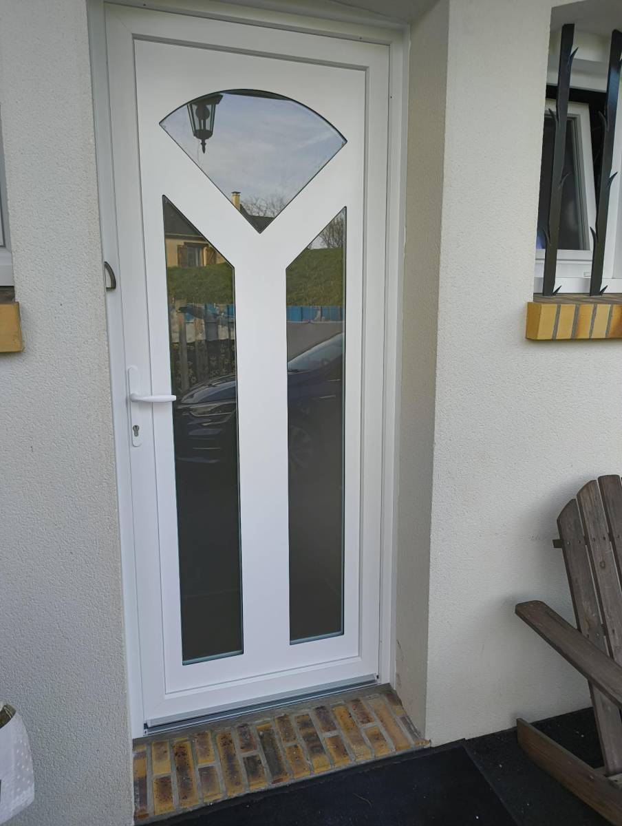 Entreprise RGE sur Fécamp : remplacement d'une porte d'entrée en PVC