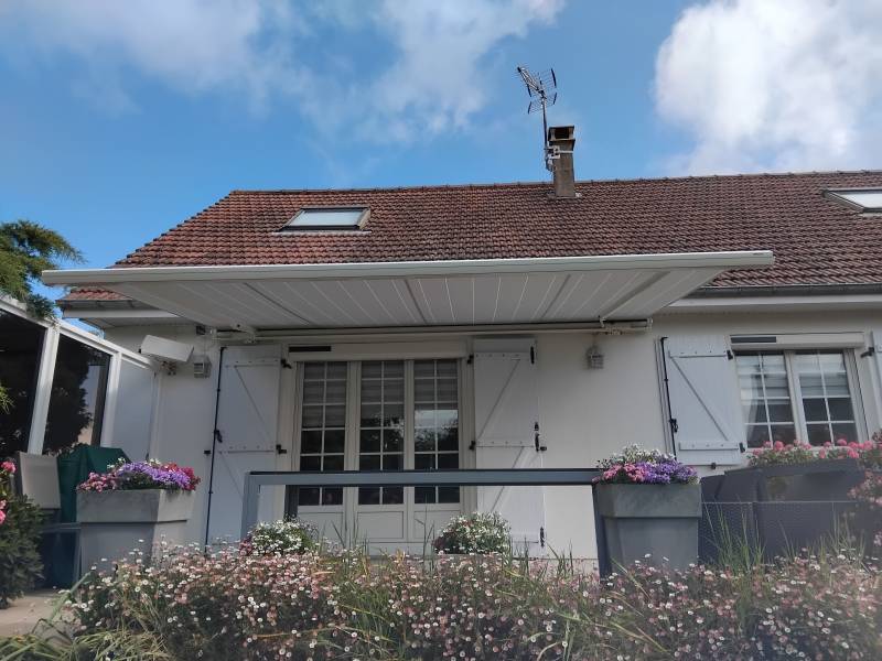 Artisan RGE pour la pose d'un store banne électrique radio SOMFY proche de Le Havre, secteur Montivilliers (76)