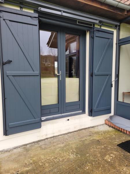 Entreprise de menuiserie secteur Goderville : installation de volets battants en aluminium avec pré-cadre