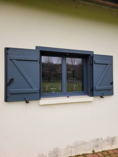 Entreprise de menuiserie secteur Goderville : installation de volets battants en aluminium avec pré-cadre