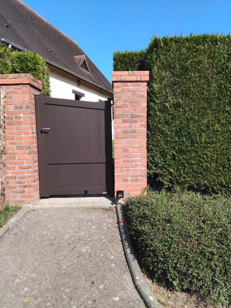 Remplacement d'un portillon en bois par un portillon en aluminium RAL 0477 marron de chez CLOSURA, garantie 25 ans à Goderville (76)