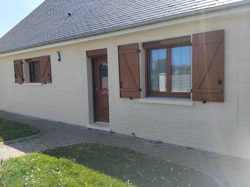 Entreprise RGE pour l'installation de volets roulants solaires de chez FLO coloris chêne doré sur le secteur de Goderville (76)