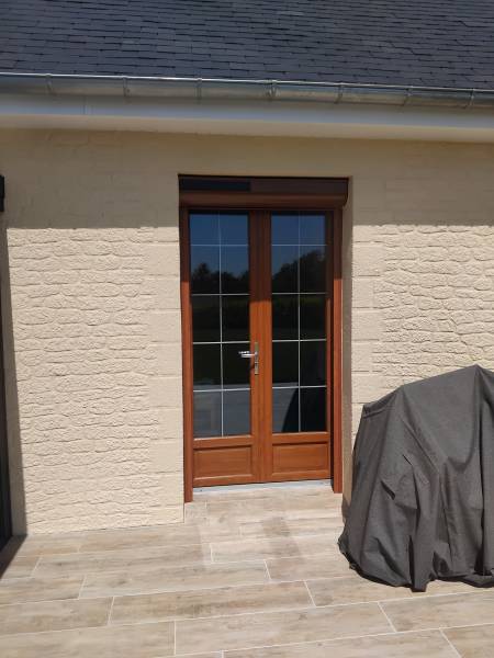 Entreprise RGE pour l'installation de volets roulants solaires de chez FLO coloris chêne doré sur le secteur de Goderville (76)