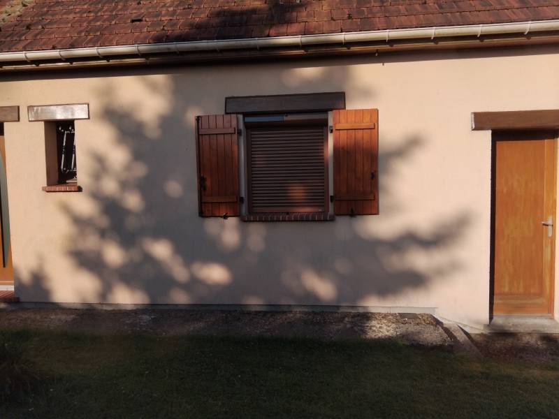Entreprise RGE: installation de volets battants à barres en PVC chêne doré de chez CORREZE FERMETURES, sur le secteur de Fécamp (76)