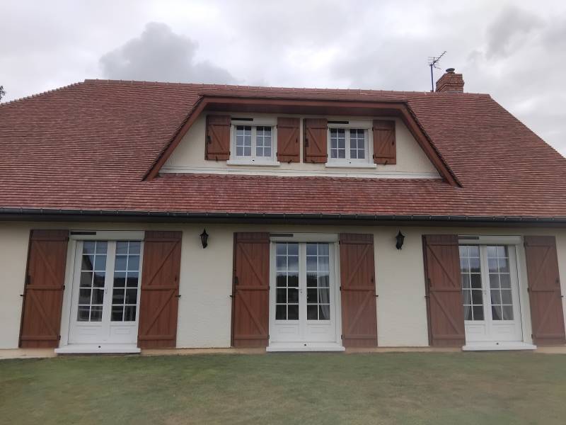 Artisan menuisier pour la pose de volets roulants solaires, coloris blanc sur le secteur d'Yvetot (76)