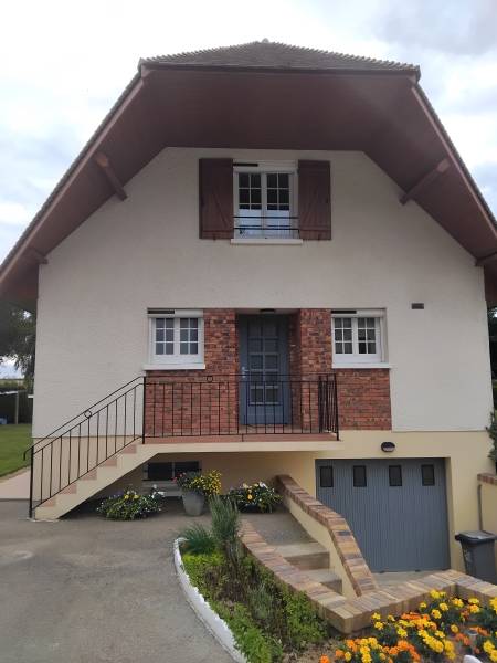 Artisan menuisier pour la pose de volets roulants solaires, coloris blanc sur le secteur d'Yvetot (76)