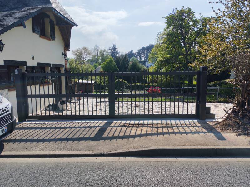 Professionnel de la menuiserie sur le secteur de Goderville : remplacement d'un portail vétuste par un portail coulissant en aluminium de chez CLOSURA