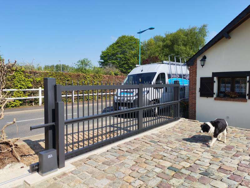 Professionnel de la menuiserie sur le secteur de Goderville : remplacement d'un portail vétuste par un portail coulissant en aluminium de chez CLOSURA