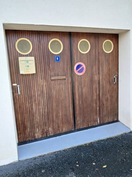Entreprise de menuiserie secteur Goderville : installation d'une porte de garage sectionnelle motorisée