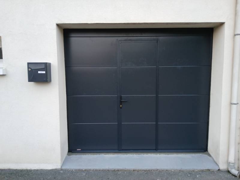 Entreprise de menuiserie secteur Goderville : installation d'une porte de garage sectionnelle motorisée