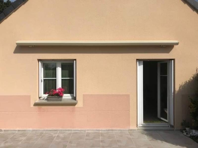 Spécialiste dans l'installation d'un store banne électrique radio avec capteur de vent, en blanc ivoire 1015, secteur Fécamp