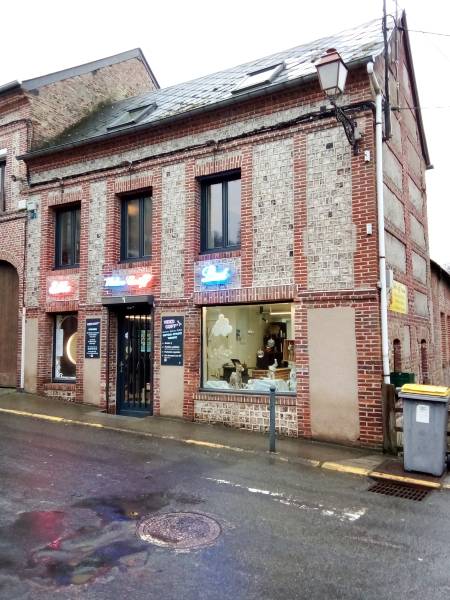 Artisan menuisier pour installation de fenêtres en pvc  de chez SELO en gris anthracite avec oscillo-battant secteur Goderville 76