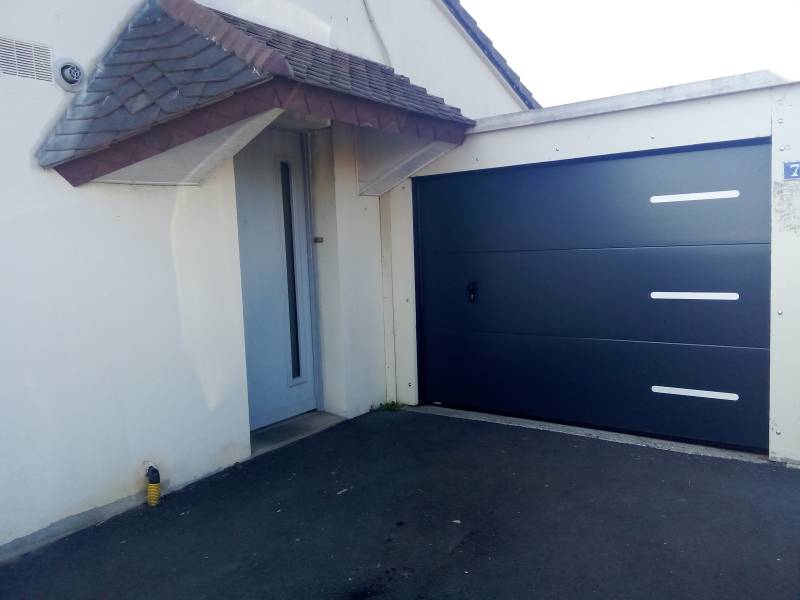 Menuisier pour le remplacement d'une porte de garage sectionnelle manuelle en 7016, gris anthracite sur le secteur de Goderville (76)