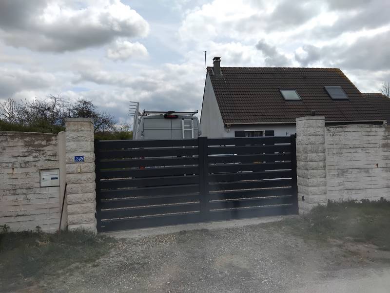 Professionnel pour l'installation d'un portail coulissant motorisé en aluminium gris anthracite de chez CLOSURA sur Goderville (76)
