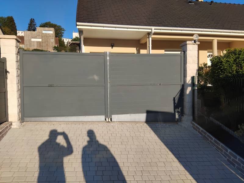 Remplacement d'un portail battant en aluminium gris anthracite 7016, ouverture vers l'extérieur de chez CLOSURA sur le secteur de Fécamp (76)