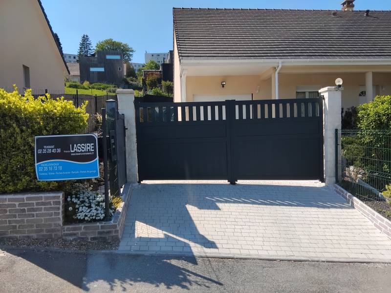 Remplacement d'un portail battant en aluminium gris anthracite 7016, ouverture vers l'extérieur de chez CLOSURA sur le secteur de Fécamp (76)