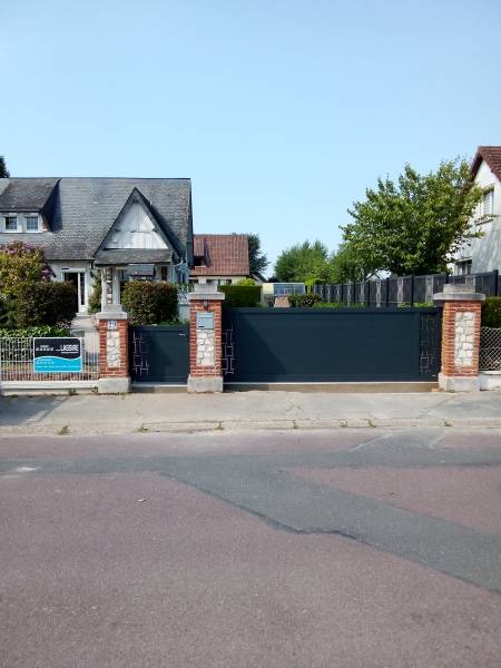 Spécialiste pour la pose d'un portail coulissant aluminium 7016 motorisé avec tôle brique et un portillon de chez CLOSURA, secteur Goderville (76)