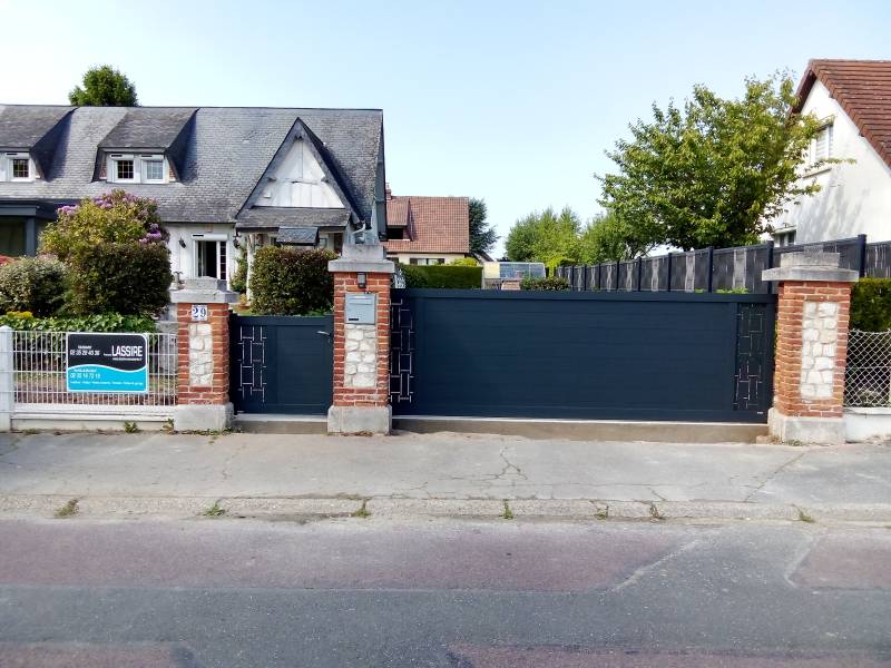 Spécialiste pour la pose d'un portail coulissant aluminium 7016 motorisé avec tôle brique et un portillon de chez CLOSURA, secteur Goderville (76)