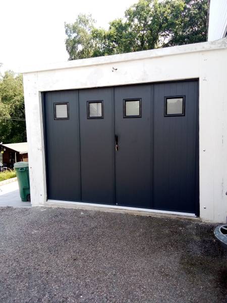 Installation d'une porte de garage résidence à cadre de chez DC PRODUCTION en aluminium 7016, 4 panneaux rainurés et portillon de service, secteur Cany-Barville (76)