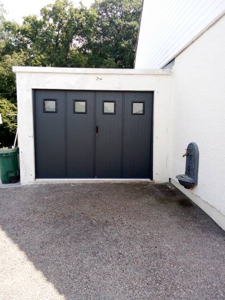 Installation d'une porte de garage résidence à cadre de chez DC PRODUCTION en aluminium 7016, 4 panneaux rainurés et portillon de service, secteur Cany-Barville (76)