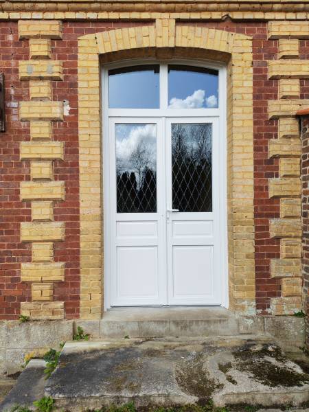 Professionnel de la menuiserie sur le secteur d'Epreville : remplacement d'une porte d'entrée en PVC blanc de chez PROFERM