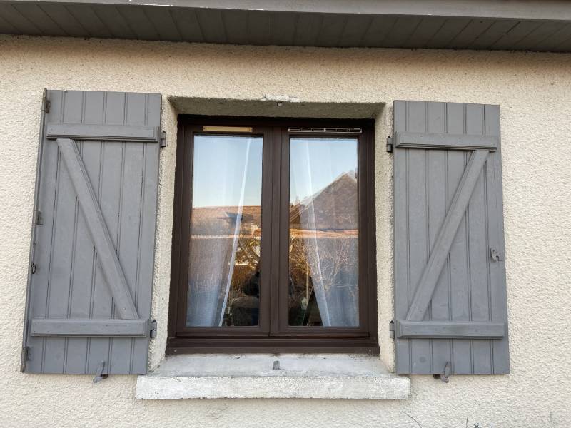 Installation d'un volet roulant solaire en aluminium secteur Etretat 76 par des artisans qualifiés