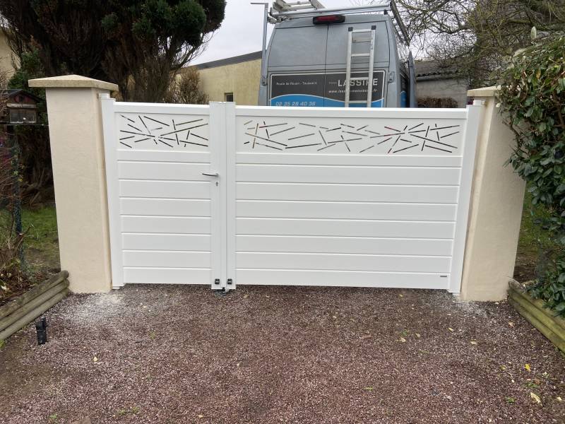 Installation d'un portail aluminium battant manuel sur mesure blanc secteur St pierre en Port 76