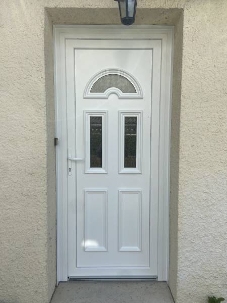 Spécialiste dans le remplacement d'une porte en PVC blanc avec vitrage imprimé delta clair et 5 points de fermeture de chez PROFERM, Goderville (76)