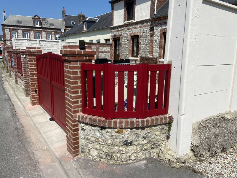 Pose d'un portail battant ral rouge 3004 motorisé et sa clôture en aluminium de chez CLOSURA, secteur Fécamp (76)