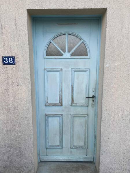 Remplacement d'une porte d'entrée vétuste bois par une porte d'entrée en PVC blanc soubassement plein isolé, vitrage haut sur le secteur Fécamp (76)