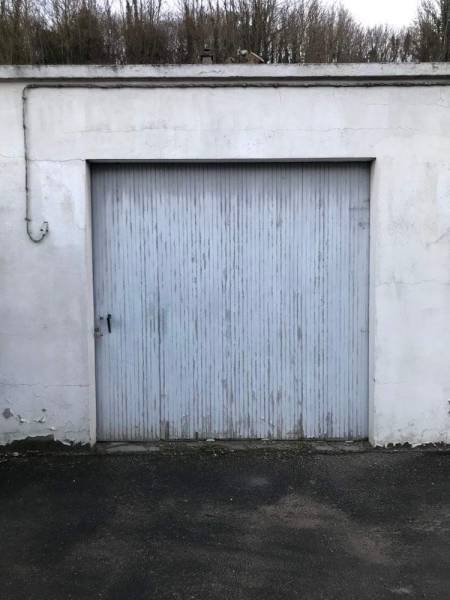 Entreprise spécialisée dans la pose d'une porte de garage sectionnelle motorisée  RAL 7016 de chez GARATEC, secteur Goderville (76)