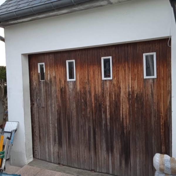 Installation d'une porte de garage manuelle en 7016 à déplacement latéral , avec hublots quartz et portillon intégré, secteur Goderville