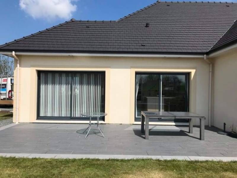 Artisan menuisier RGE: store banne électrique radio SOMFY couleur cerise sur le secteur de Goderville (76)