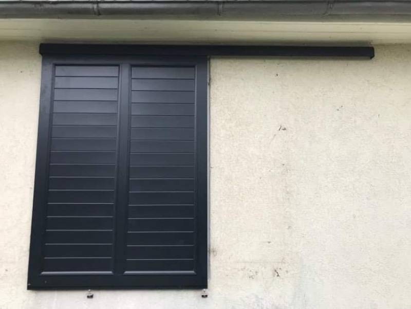 Volet coulissant: faire installer des volets coulissants cadre aluminium  ral 7021 de chez CORREZE FERMETURES aux alentours de Fécamp (76)