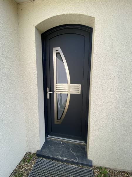 Menuisier pour l’installation sur devis d’une porte d’entrée PVC sur mesure autour de Goderville 76