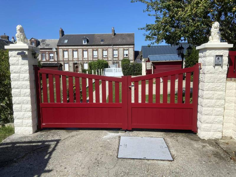 Artisan menuisier sur Goderville (76) pour l'installation d'un portail manuel rouge 3004, vantaux inégaux avec clôture