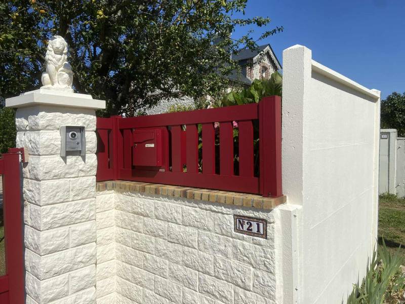 Artisan menuisier sur Goderville (76) pour l'installation d'un portail manuel rouge 3004, vantaux inégaux avec clôture