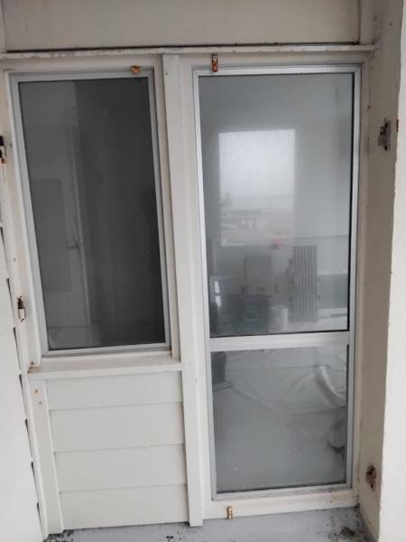 Entreprise de menuiserie pour l'installation d'une porte vitrée toute hauteur et d'une fenêtre en PVC blanc secteur Fécamp (76)