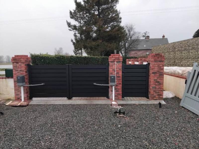 Artisan menuisier pour l'installation d'un portail noir en aluminium motorisé DEA ainsi qu'un portillon secteur Yvetot (76)