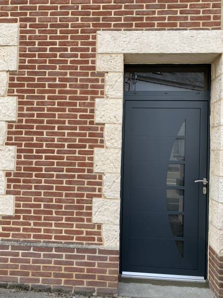 Fourniture et pose d'une porte d'entrée en aluminium avec imposte en gris anthracite à Yvetot 76