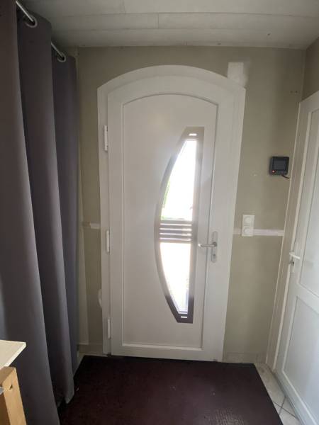 Menuisier pour l’installation sur devis d’une porte d’entrée PVC sur mesure autour de Goderville 76