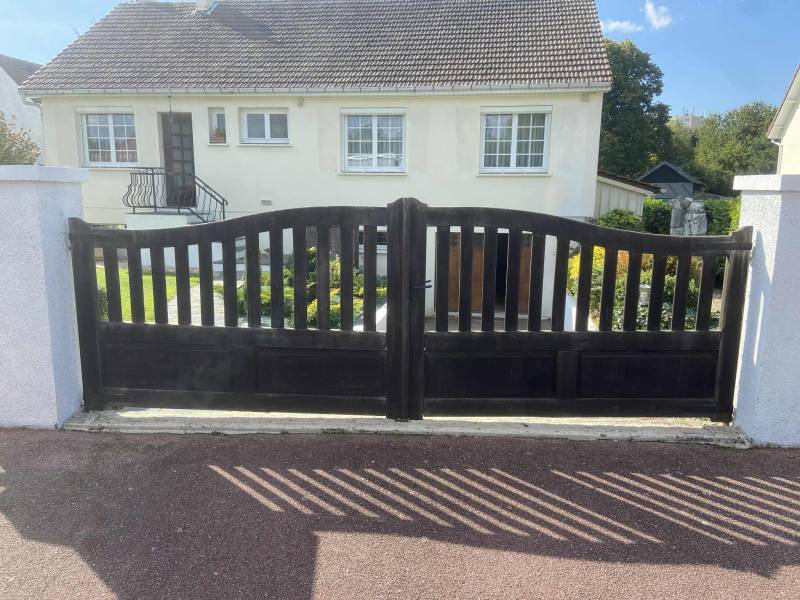 Entreprise de menuiserie secteur Port Jérôme sur Seine : installation d'un portail battant en aluminium blanc de 4m