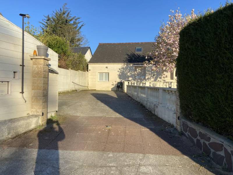 Artisan menuisier spécialisé dans la pose d'un portail battant motorisé en aluminium avec tôle brindille secteur Goderville (76)