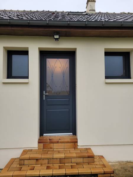 Entreprise de menuiserie secteur Epreville : installation d'un porte d'entrée en aluminium de chez PROFERM avec vitrage de sécurité et grille intégrée, 5 points de fermeture