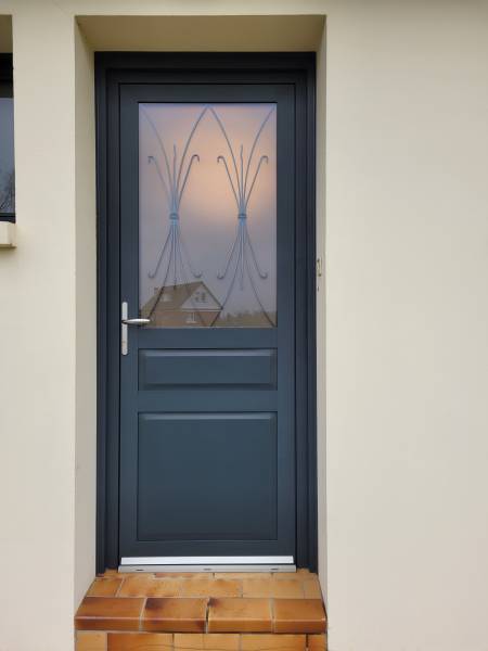 Entreprise de menuiserie secteur Epreville : installation d'un porte d'entrée en aluminium de chez PROFERM avec vitrage de sécurité et grille intégrée, 5 points de fermeture