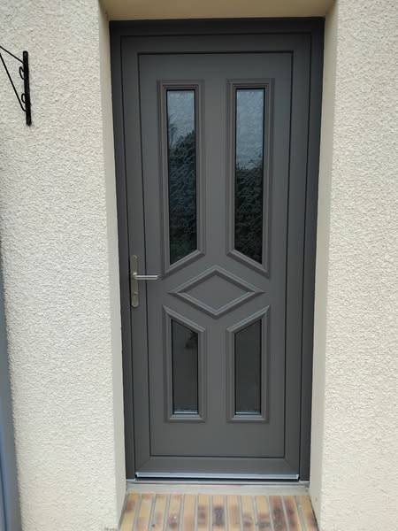 Installation d'une porte d'entrée PVC avec blanc intérieur et gris quartz extérieur sur Goderville 76