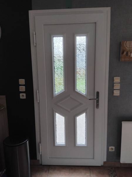 Installation d'une porte d'entrée PVC avec blanc intérieur et gris quartz extérieur sur Goderville 76